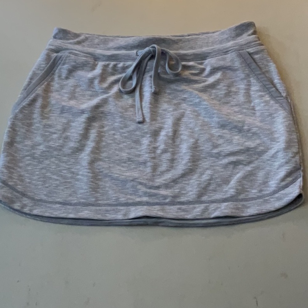 EUC woman’s ATHLETA skirt